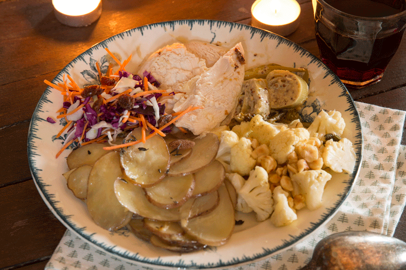 bord met kip, bloemkool, salie en hazelnoten